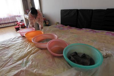 墨玉楼上漏水，住户失联，小区没物管，业主维权难！律师来支招……